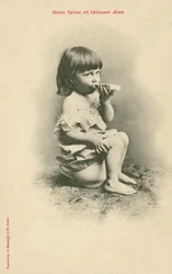 Bambino che mangia una fetta di pane